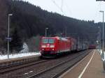 Am 21.02.2012 war 185 017 mit einem kurzen Gterzug auf dem Weg Richtung Nrnberg.