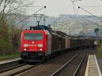 185 237-5 zieht am 03.04.2012 einen Gterzug auf der rechten Rheinstrecke durch Leubsdorf.