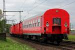 185 290-4 schiebt einen Hilfszug durch Porz Wahn rtg Sden am 03.05.2012