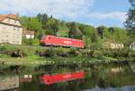 185 229-2 ist am 8. Mai 2012 mit einem gemischten Gterzug im sdlichen Kronacher Stadtgebiet in Richtung Lichtenfels unterwegs.