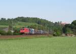 185 153-4 ist am 14. Mai 2012 mit dem PKP Kohlezug bei Kronach unterwegs.