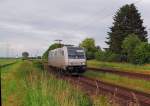 Lz kommt die 185 692-1 in den Bahnhof Herrath eingefahren auf ihrem Weg nach Aachen.