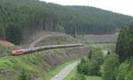 Ein Kesselzug ist am 9. Juni 2012 mit einer 185 als Zuglok und eine 155 als Schublok im Frankenwald bei Steinbach am Wald unterwegs. 