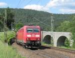 185 009-8 ist am 9. Juni 2012 mit einem Autotransportzug bei Lauenstein (Oberfr) unterwegs.