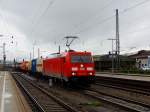 185 352-2 zieht einen Containerzug durch den Passauer Hauptbahnhof Richtung sterreich; 120609