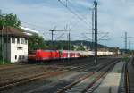 185 100 steht am 12.Juni 2012 mit einem gemischten Gterzug in Kronach auf Gleis 1.