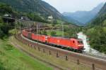 185 125 + 185 1xx mit dem Hangartner-Zug am 26.08.2009 unterwegs bei Wassen.