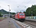 185 360 ist mit Ganzzug bestehend aus Fals-Wagen unterwegsSie Durchfhrt Knigswinter am rechten Rhein in Richtung Troisdorf am 12.7.2012