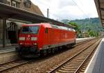 185 012-2 durchfhrt solo den Bahnhof Cochem (Mosel)am 18.07.2012 in Richtung Koblenz.