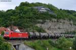 185-258-7 mit einem Kesselwagenzug Richtung Gemnden (Main) bei Retzbach-Zellingen, 06.08.2012