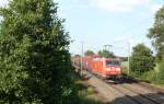 185 042-9 fuhr am 30.08.2012 mit einem Autoteilezug von Emden nach Osnabrck, hier sdlich von Ihrhove.