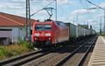 185 050 hielt am 12.08.12 mit einem Hangartner in Delitzsch. Der Zug fuhr nach ca 30 Minuten weiter ber Halle(S) nach Nrnberg.