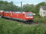 185 139-3 mit BR 185 ___-_ mit einem aus groem Teil bestehenden Stahlzug kurz hinter Mllheim (Baden), auf dem Weg nach Weil am Rhein. (28.05.2012)

