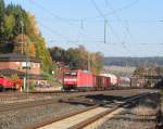 185 054-4 zieht am 19. Oktober 2012 einen gemischten Gterzug durch Kronach.