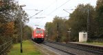 185 253-2 von Railion kommt Sehlem mit einem gemischten Gterzug aus Trier-Erhang und fhrt in Richtung Koblenz bei Regenwetter am 3.11.2012.