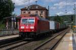185 373-8 ist mit ihrem Containerzug in Richtung Wrzburg unterwegs, hier bei der Durchfahrt von Veitshchheim. 

30.07.2012