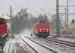 185 214-4 zieht am 02. Dezember 2012 einen DHL-Containerzug (KT 50604 Beimerstetten - Leipzig-Wahren) durch Kronach.