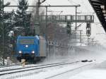 185 522 fhrt am 12.12.12 bei starkem Schneefall durch Dresden Strehlen.