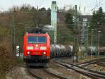185 114-6 zieht am 15.12.2012 auf dem Weg von Aachen West Richtung Kln einen langen Kesselzug durch das Gleisvorfeld vom Aachener Hbf.