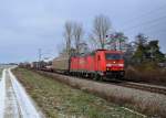 185 301 mit einem Gterzug am 12.01.2013 bei Langenisarhofen.