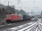185 178-1 zieht am 28. Januar 2013 einen Containerzug durch Kronach in Richtung Lichtenfels.