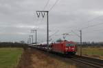 185 385-2 fuhr am 02.03.2013 mit einem Autozug von Osnabrck nach Emden, hier bei Veenhusen.