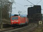 185 095-7 legt sich aus Sden kommend mit einem Winner KLV am Haken am 03.04.2013 auf der rechten Rheinstrecke in Erpel in den Gleisbogen.