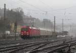 185 247-4 zieht am 10. April 2013 einen gemischten Gterzug durch Kronach in Richtung Lichtenfels.