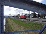 Blick durch die Stahlkonstruktion der ber den Rheintaler Binnenkanal fhrenden Brcke. Am 13.04.2013 fhrt 185 101-3 aus Richtung Buchs kommend durch den Bahnhof Au SG.