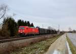 185 205 mit einem Stahlzug am 12.01.2013 bei Langenisarhofen.