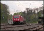 Die 185 351-4 legt sich mit einen Kesselwagenzug am Haken, in den Gleisbogen am   Bahnhof von Eschweiler, am frhen Abend des 29.April 2013.