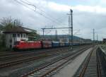 185 056-9 steht am 03. Mai 2013 mit einem PKP Kohlezug abgestellt in Kronach auf Gleis 1.