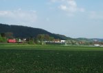Eine 185 zieht am 05. Mai 2013 einen gemischten Gterzug durch Gundelsdorf Richtung Saalfeld.