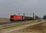 185 259 mit einem Gterzug am 28.03.2013 bei Langenisarhofen.