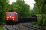 185 120-3 und eine weitere 185er  beide von DB kommen durch Sehlem mit einem langen gemischten Gterzug aus Richtung Trier-Ehrang und in Richtung Koblenz bei Regen am 19.5.2013.