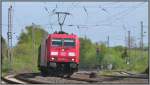 Die 185 363-9 mit Gterfracht aus Gremberg am Haken fhrt durch den langgezogenen
Gleisbogen am Bahnhof Eschweiler(Rhl).Szenerie vom Mai 2013.