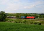 185 202 mit einem Containerzug am 09.05.2013 bei Taufkirchen an der Pram.