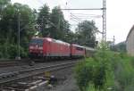 185 049-4 zieht am 09. Juli 2013 eine 155er und einen H-Wagenzug durch Kronach.