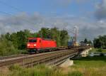 185 353 mit einem KLV am 04.07.2013 auf der Isarbrcke bei Plattling.