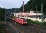 185 001 zieht am 20.August 2013 zwei Flachwagen durch Kronach Richtung Saalfeld.