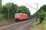 Durchfahrt von 185 174-0 am 25.06.2013 mit einem Containerzug durch die sdliche Kurve von Schallstadt gen Norden.