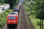 185 367-0 DB kommt aus Richtung Koblenz mit einem langen gemischten Gterzug aus Sden nach Kn-Gremberg und fhrt in Richtung Kln auf der Rechten Rheinstrecke (KBS 465) bei Bad-Honnef am Rhein bei Sommerwetter am 15.8.2013. 
