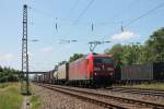 Am 13.06.2013 kam 185 073-4 mit einem Containerzug durch den Bahnhof von Orschweier gen Norden.