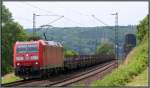 Sommer an der KBS 465 bei Erpel am Rhein. Im Juni 2013 kam mir die 185 162-5 mit einen Stahltransportzug am Haken vor die Linse.