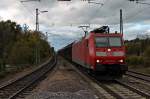 Am 02.11.2013 bespannte DB Schenker 185 119-5 eine Schiebewandwagenzug, als sie den Bahnhof von Emmendingen gen Freiburg durchfuhr.