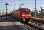 Die 185 352-2 der DB durchfährt am 4.12.2013 mit einem Autotransportzug den Bahnhof St.