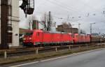 185 363-9 kommt mit der kalten 185 042-9 und einem ewiglangen Stahlwarenzug durch den Bahnhof Rüdesheim gen Norden gefahren. 30.11.2013