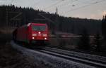 185 352 DB Schenker mit gemischten Güterzug am 31.12.2013 bei Steinbach am Wald gen Kronach. 