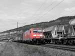185 260 durchfährt am 7.9.13 mit einem gemischten Güterzug das Maintal Richtung Würzburg.
Festgehalten kurz vor Thüngersheim.
