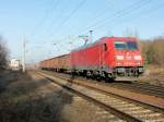 Ausfahrt 185 394-4 aus dem Bereich des Güterbahnhofes in Königswusterhausen mit einem Ganzzug offener Güterwagen mit vier Radsätzen der DB mit dem Nummerkreis 31 RIV 80 D-DB 5420